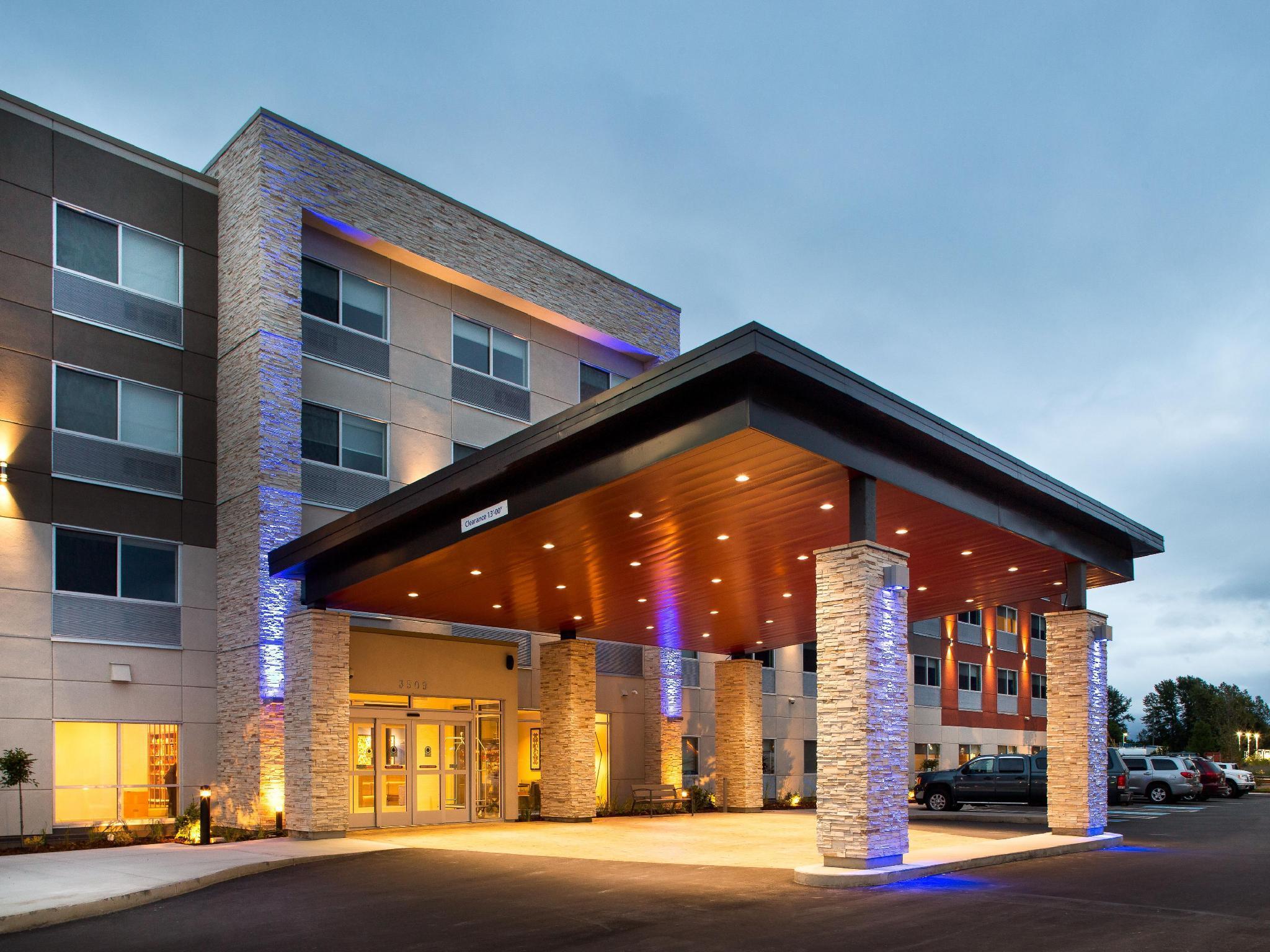 Holiday Inn Express & Suites Terrace By Ihg Экстерьер фото