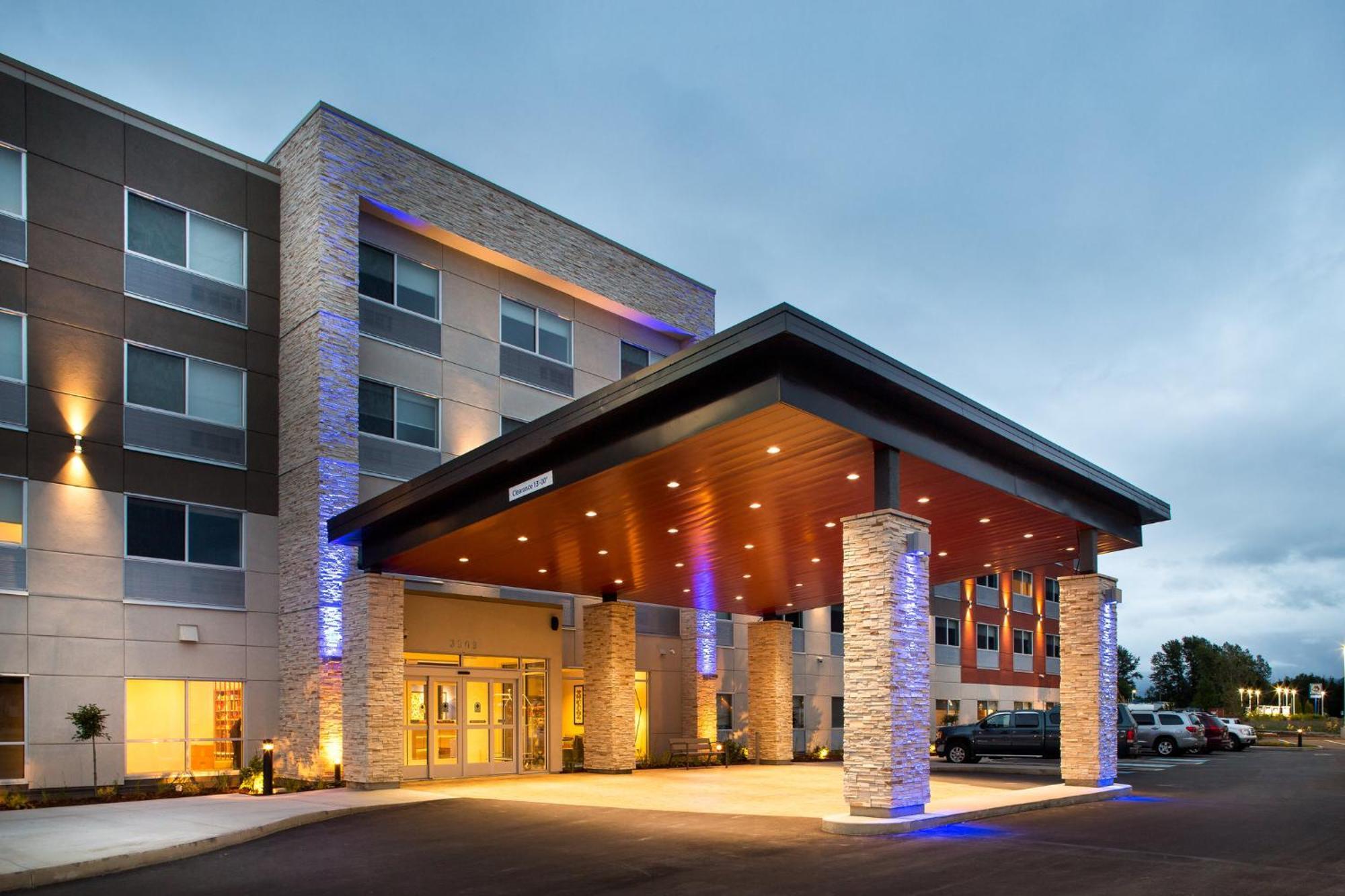 Holiday Inn Express & Suites Terrace By Ihg Экстерьер фото